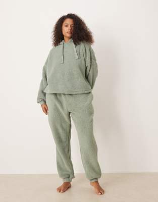 ASOS DESIGN Curve - Kuschliges Lounge-Set in Salbeigrün mit Oversize-Kapuzenpullover und Jogginghose-Weiß
