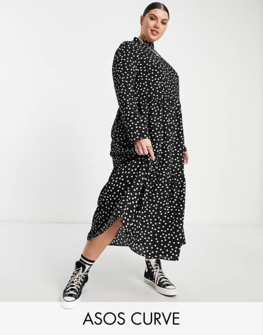 ASOS DESIGN Curve - Lagdelt midikjole med høj hals og hvide prikker i sort