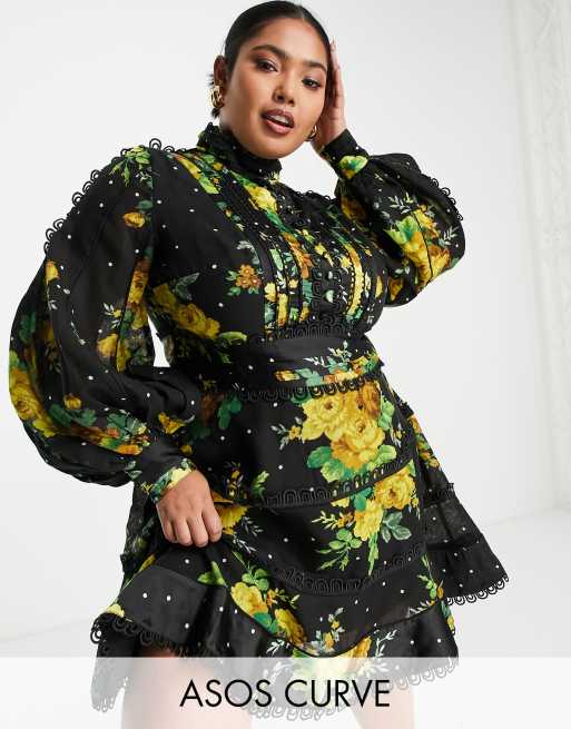 ASOS DESIGN Curve - Lagdelt minikjole med blondekanter i sort med blomstermønster - Kun hos ASOS