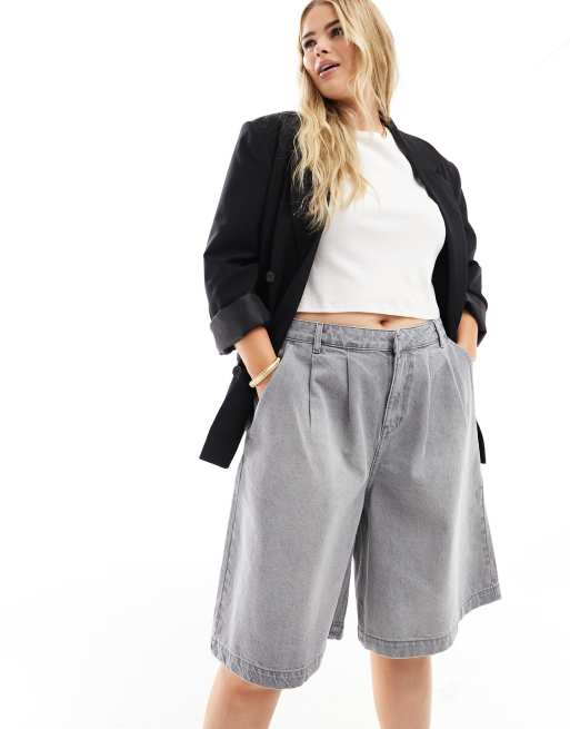 ASOS DESIGN Curve – Lang geschnittene Jeans-Jorts in verwaschenem Grau mit Bundfalten
