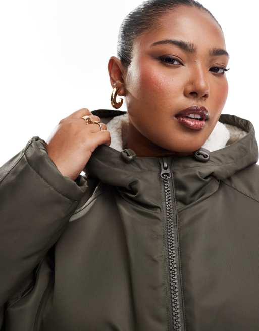 ASOS DESIGN Curve - Lang og kakifarvet regnfrakke med imiteret lammeskindsfor, 2 af 4