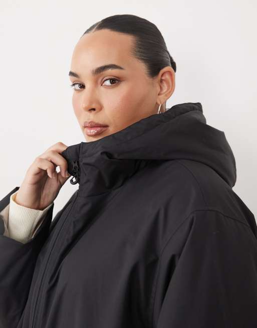 ASOS DESIGN Curve lång regnkappa med teddyfoder i svart, 2 av 4