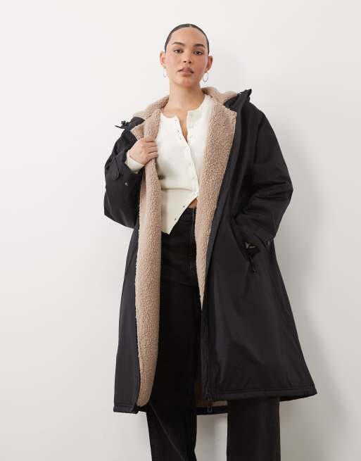 ASOS DESIGN Curve lång regnkappa med teddyfoder i svart, 3 av 4