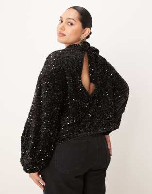 ASOS DESIGN Curve - Langärmlige Bluse aus Samt in Schwarz mit Rückenausschnitt und Pailletten