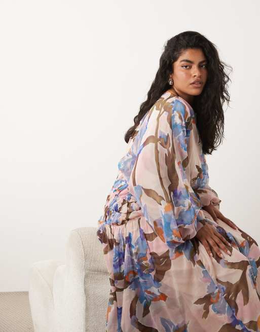 ASOS DESIGN Curve – Langärmliges Blouson-Maxikleid mit romantischem Blumenmuster und gekräuselter, geraffter Taille, 3 von 4