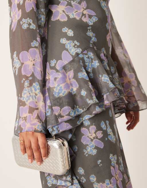 ASOS DESIGN Curve – Langärmliges Chiffon-Maxikleid in Blau geblümt mit Rüschensaum, 4 von 4