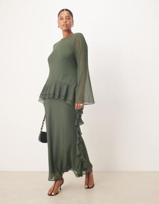 ASOS DESIGN Curve - Langärmliges Chiffon-Maxikleid in Dunkelgrün mit Rüschensaum