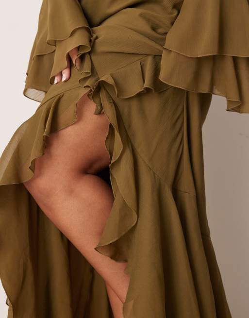 ASOS DESIGN Curve – Langärmliges, gerüschtes Maxikleid in Grün mit V-Ausschnitt und Rückenausschnitt, 3 von 4