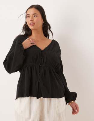 ASOS DESIGN Curve - Langärmliges, gesmoktes Oberteil in Schwarz mit Knöpfen vorne