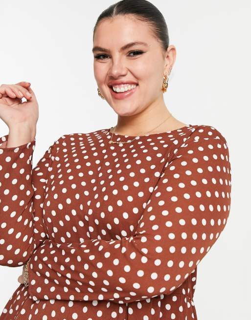 ASOS DESIGN Curve – Langärmliges, gestuftes Hänger-Midikleid in Braun gepunktet, 2 von 4