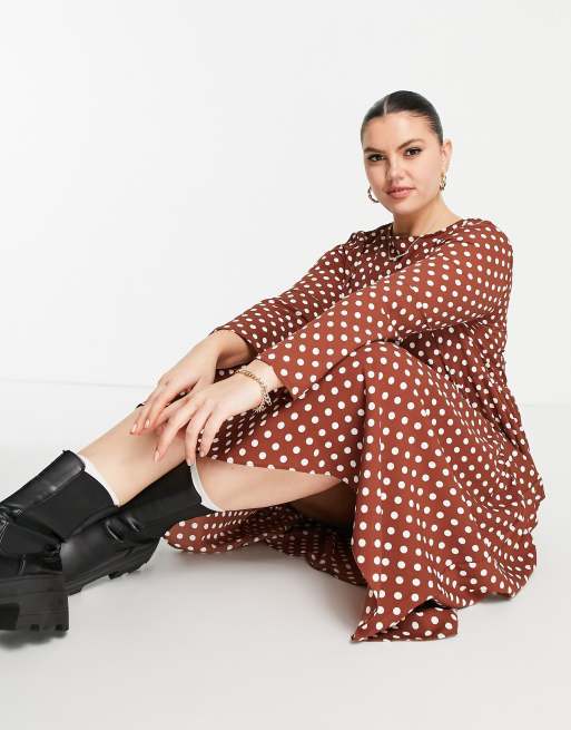 ASOS DESIGN Curve – Langärmliges, gestuftes Hänger-Midikleid in Braun gepunktet, 4 von 4