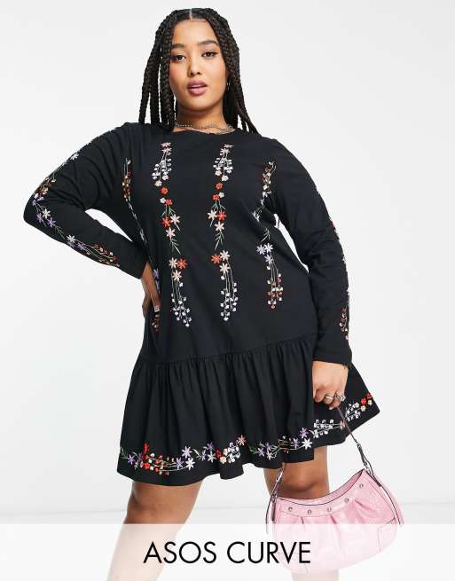 ASOS DESIGN Curve – Langärmliges Hängerkleid in Schwarz mit Schößchensaum und Blumenstickerei