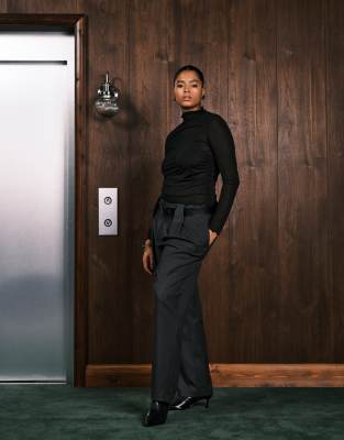 ASOS DESIGN Curve - Langärmliges, hochgeschlossenes Netzstoff-Oberteil in halbtransparentem Schwarz