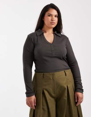ASOS DESIGN Curve - Langärmliges, knapp geschnittenes Henley-Oberteil in Anthrazit mit Kragen und Rippstruktur-Bunt