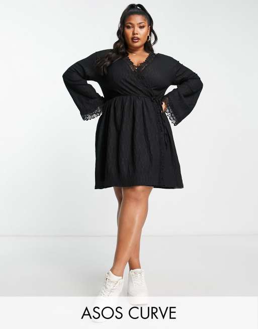 ASOS DESIGN Curve – Langärmliges, kurzes Wickelkleid in Schwarz mit Häkelborte