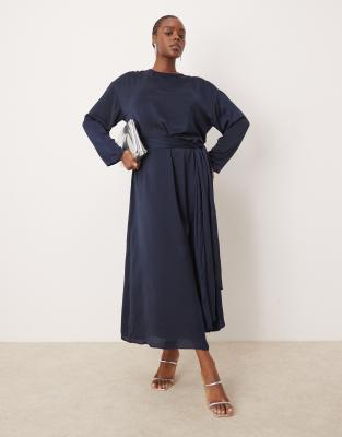 ASOS DESIGN Curve - Langärmliges Maxikleid aus Satin in Marineblau mit Bindedetail