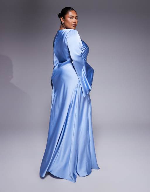 ASOS DESIGN Curve – Langärmliges Maxikleid aus Satin in zartem Blau mit weitem Rockteil mit Godet-Design, 3 von 4