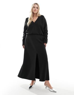 ASOS DESIGN Curve - Langärmliges Midikleid in Schwarz mit V-Ausschnitt, Blousonärmeln und Schlitz vorne