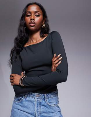 ASOS DESIGN Curve - Langärmliges, modellierendes Oberteil aus hochwertigem Material in Schwarz mit U-Boot-Ausschnitt