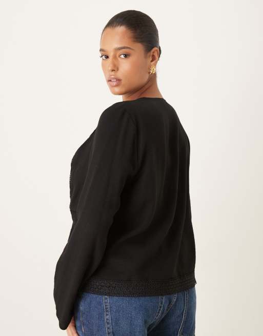 ASOS DESIGN Curve – Langärmliges Oberteil in Schwarz mit tiefem Ausschnitt und Spitzenbesatz, 3 von 4
