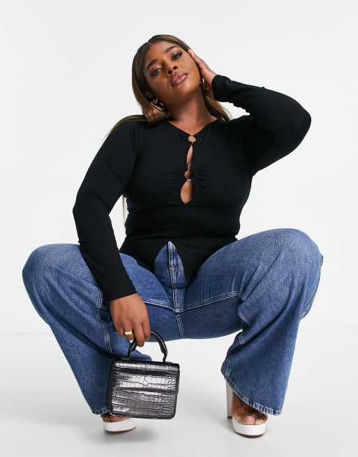 ASOS DESIGN Curve – Langärmliges Oberteil in Schwarz mit Zierausschnitt und Metallring, 4 von 4