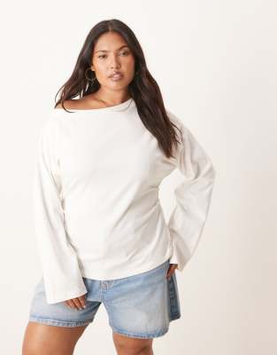 ASOS DESIGN Curve - Langärmliges, schulterfreies Shirt in Cremeweiß mit Korsett-Taille