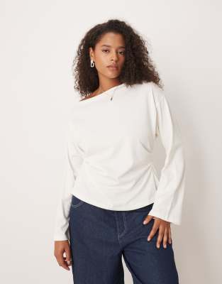 ASOS DESIGN Curve - Langärmliges, schulterfreies Shirt mit Korsett-Taille in Cremeweiß