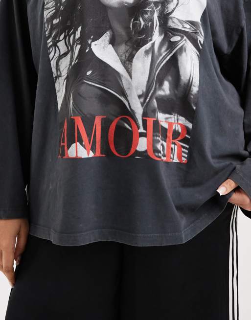 ASOS DESIGN Curve – Langärmliges Shirt in Anthrazit mit „Amour“-Magazin-Grafikprint, 3 von 4
