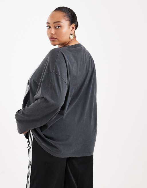 ASOS DESIGN Curve – Langärmliges Shirt in Anthrazit mit „Amour“-Magazin-Grafikprint, 4 von 4