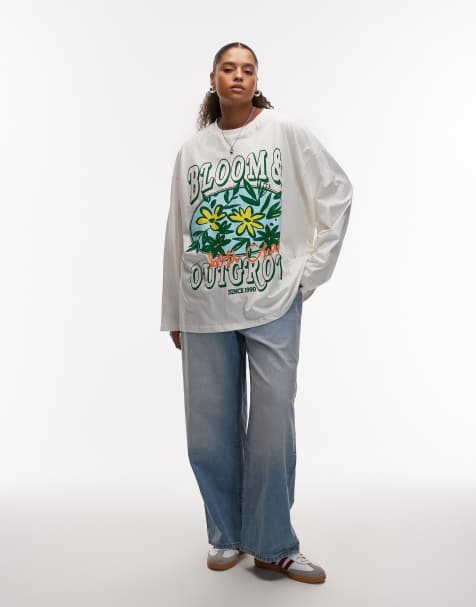 ASOS DESIGN Curve – Langärmliges Skater-T-Shirt in Creme mit „blühende Blumen“-Grafik und Oversize-Passform - view 1