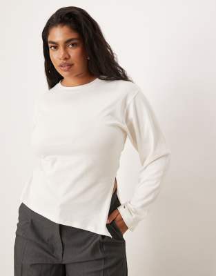 ASOS DESIGN Curve - Langärmliges T-Shirt in Creme mit asymmetrischem Saum und Abnähern an der Taille-Weiß