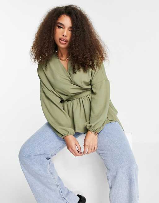 ASOS DESIGN Curve – Langärmliges, voluminöses Kimonooberteil in Khaki mit Wickeldetail vorne, 3 von 4