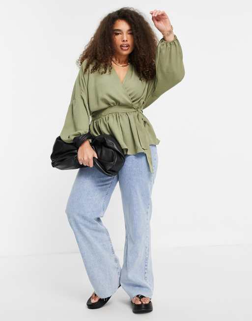 ASOS DESIGN Curve – Langärmliges, voluminöses Kimonooberteil in Khaki mit Wickeldetail vorne, 4 von 4