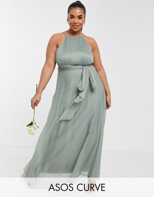 ASOS DESIGN Curve - Lange gerimpelde bruidsmeisjesjurk met gestrikte taille in olijfgroen