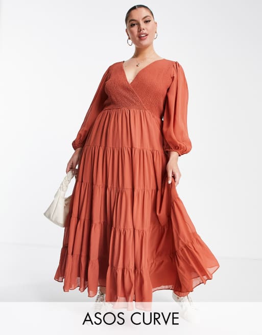 ASOS DESIGN Curve - Lange jurk met overslag, smokwerk en gelaagde rok in roestkleur