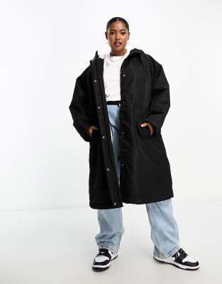 ASOS DESIGN Curve - Langer Oversize-Regenmantel in Schwarz mit Teddyfellfutter