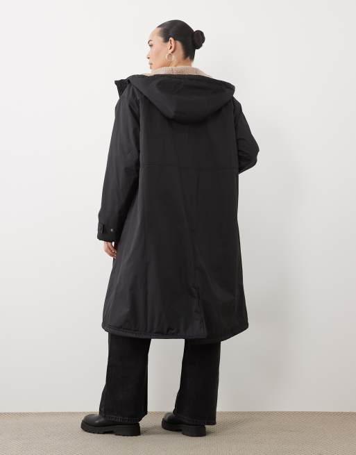 ASOS DESIGN Curve langer Regenmantel mit Borg-Futter in Schwarz, 4 von 4