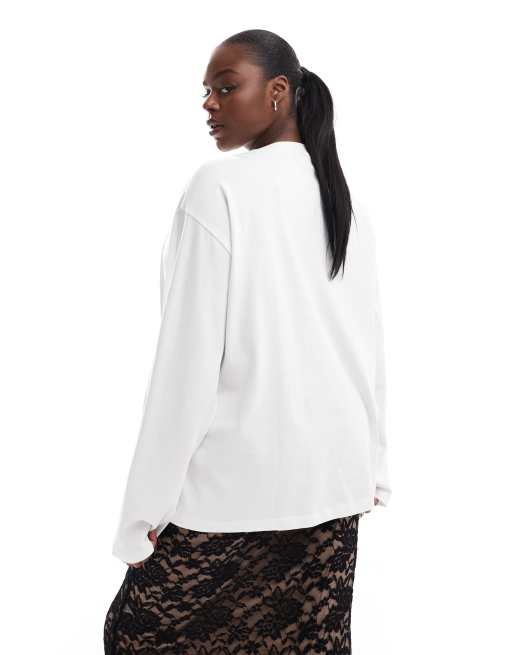 ASOS DESIGN Curve - Langærmet cremehvid skater-top med grafisk patchwork-design og 'Switzerland'-print, 2 af 4