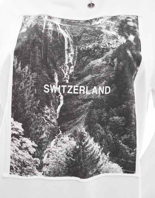 ASOS DESIGN Curve - Langærmet cremehvid skater-top med grafisk patchwork-design og 'Switzerland'-print, 3 af 4