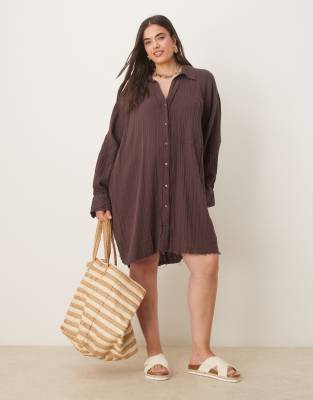 ASOS DESIGN Curve – Lässiges, gespleißtes Hemd-Minikleid in verwaschenem Schokobraun mit Streifen - view 1
