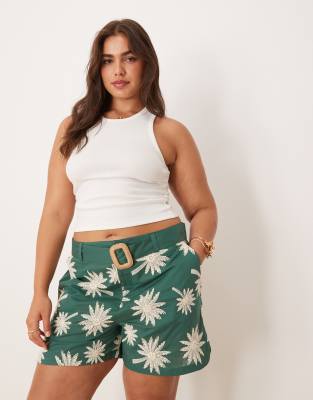ASOS DESIGN Curve - Läufer-Shorts in Grün mit Stickerei und Gürteldetail