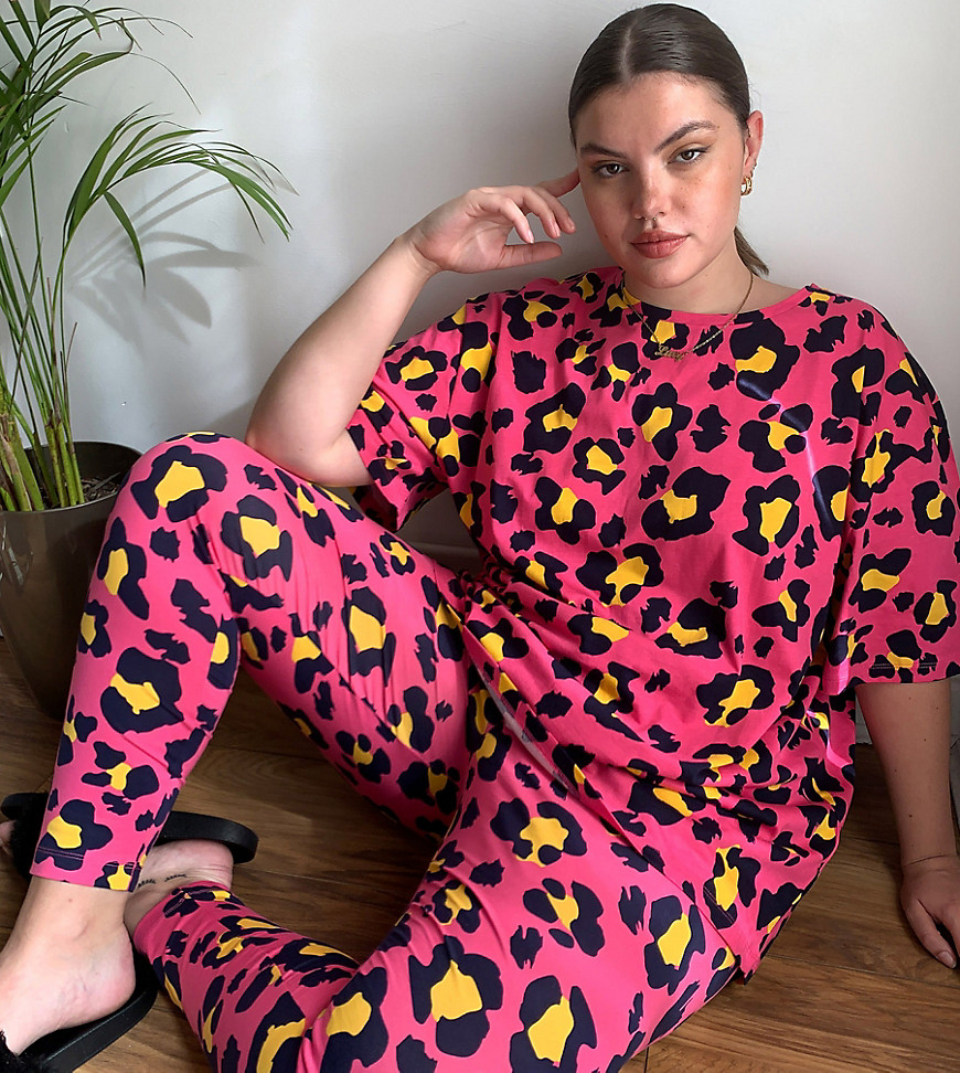 ASOS DESIGN Curve – Leopardmönstrat, exklusivt set med t-shirt och leggings-Rosa