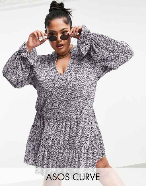 ASOS DESIGN Curve – Liliowa plisowana sukienka mini z dekoltem w kształcie litery V, długimi rękawami i warstwowym dołem w drobny czarny wzór