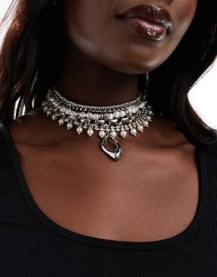 ASOS DESIGN Curve – Limited Edition – Silverfärgat halsband i flera rader med fuskpärlor och smält hänge