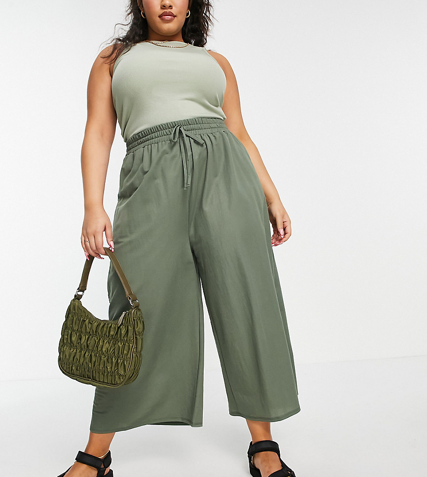 Plus-size trousers by ASOS DESIGN The ultimate all-rounder High rise Elasticated tie waist Side pockets Cropped length Wide leg Regular fit on the waist