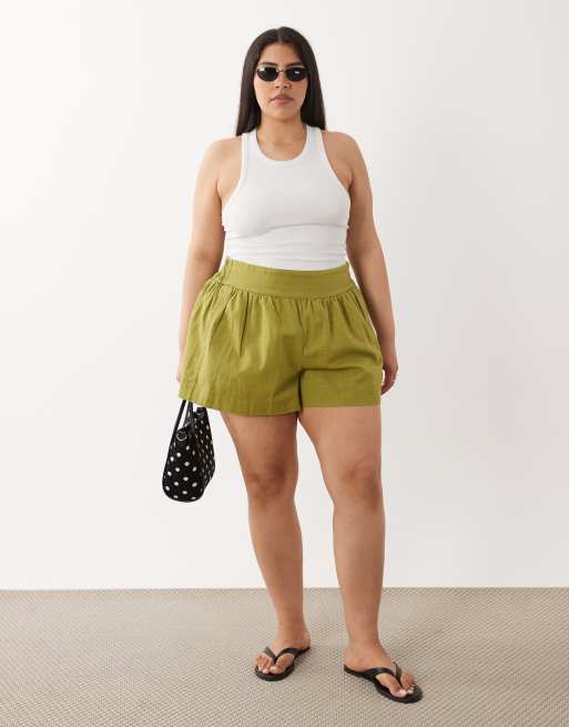 ASOS DESIGN Curve linen look pull on shorts in olive, 2 of 5