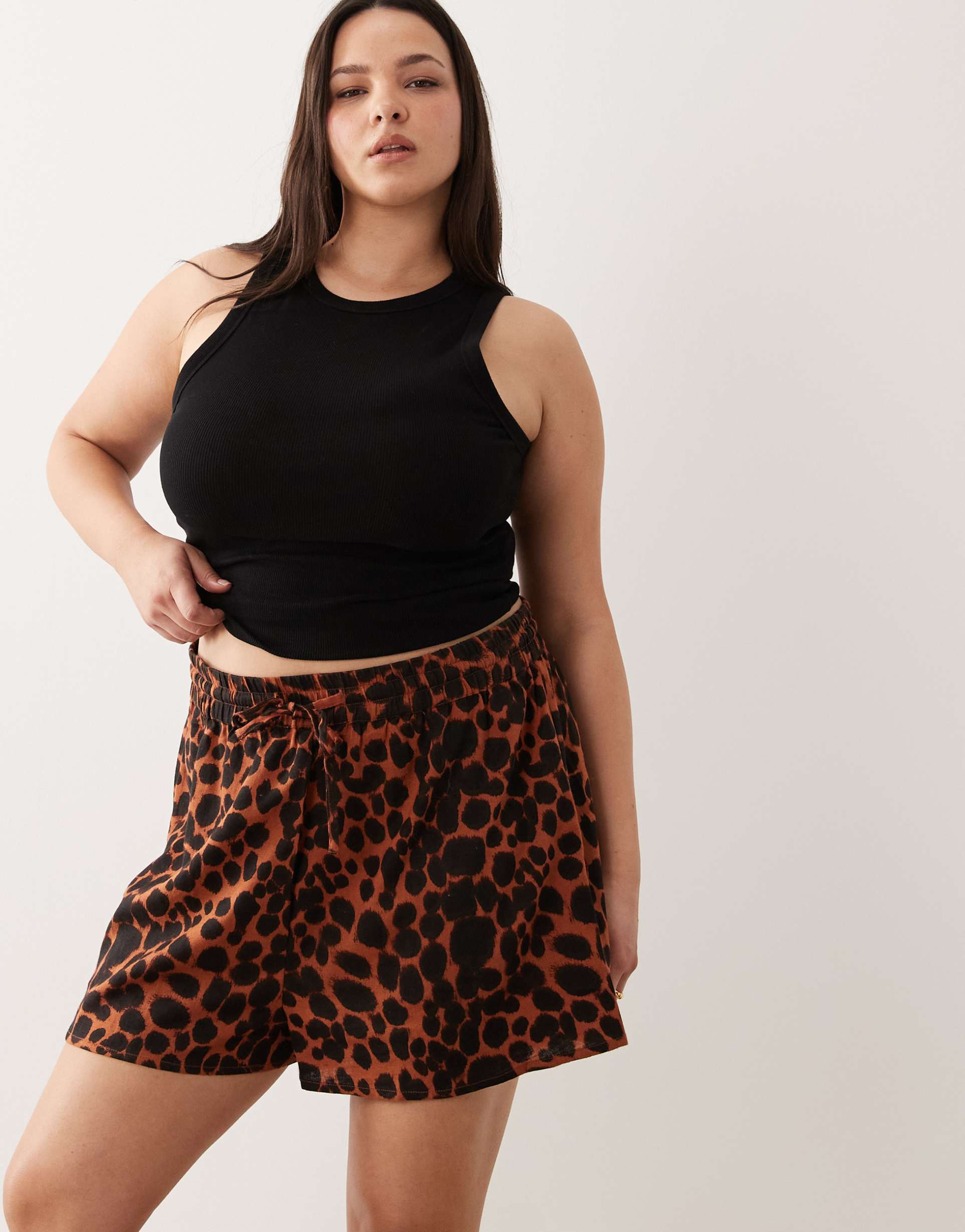 asos design curve linen mix shorts in animal print - part of a set