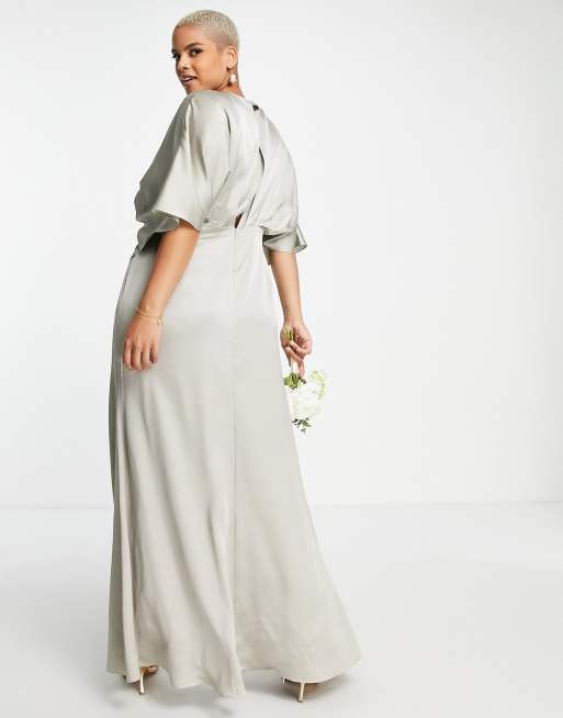 ASOS DESIGN Curve - L'invitée - Robe longue en satin avec manches kimono et jupe effet drapé - Vert sauge , 2 de 4