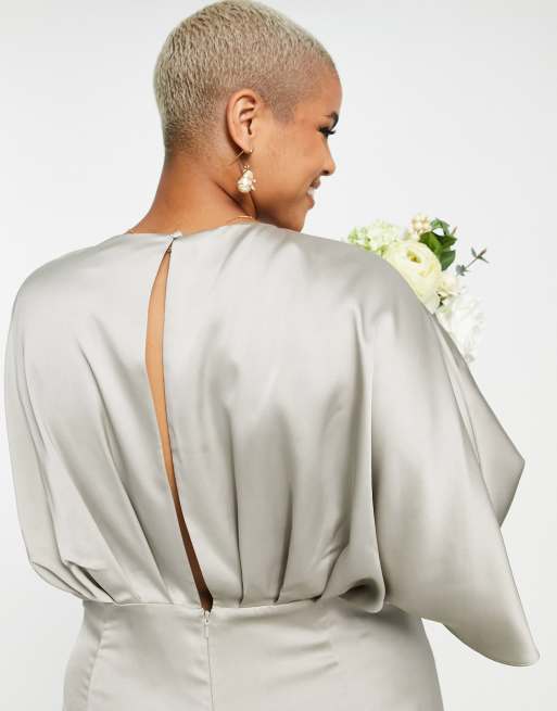 ASOS DESIGN Curve - L'invitée - Robe longue en satin avec manches kimono et jupe effet drapé - Vert sauge , 3 de 4