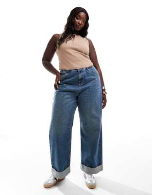 ASOS DESIGN Curve - Locker geschnittene Jeans in Mittelblau mit breitem Umschlagsaum